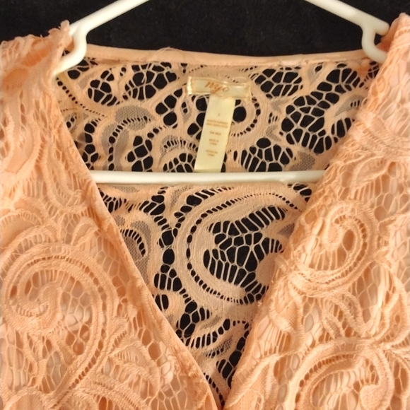 Peach Lace Romper - Picture 2 of 7